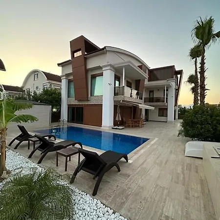 Lion Cage Hotel 4*